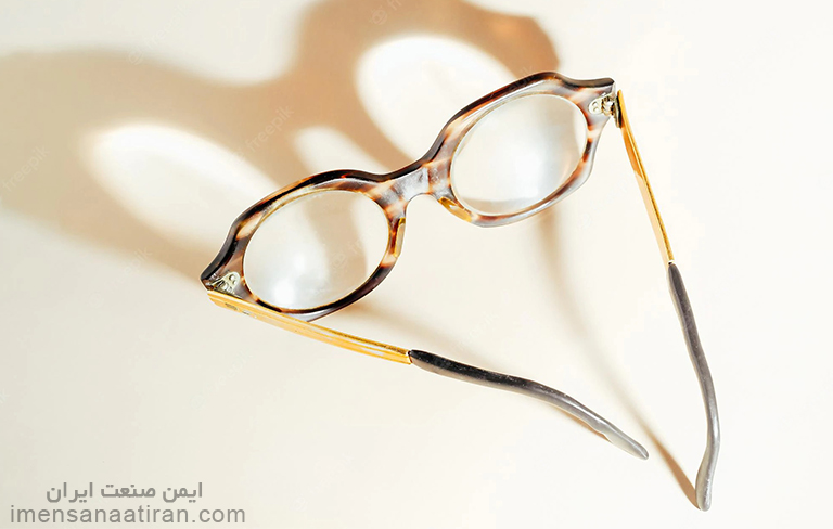 لنز شفاف یکی از رایج ترین انواع عینک ایمنی است.